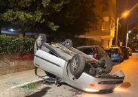 Τροχαίο στο Χαλάνδρι: Αυτοκίνητο προσέκρουσε σε σταθμευμένο όχημα και ανατράπηκε