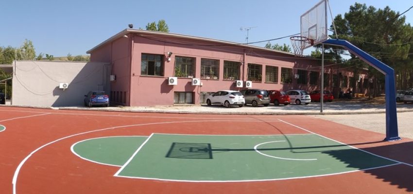 Διευθύντρια σχολείου στο Χαλάνδρι υποχρεώνει τους μαθητές σε “κοινωνική εργασία” προκειμένου  να τους σβήσει απουσίες