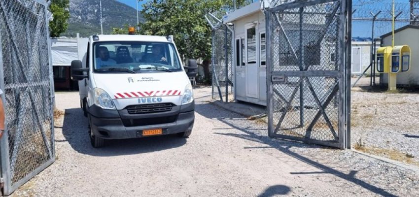 Ένα φορτηγό αλληλεγγύης για τους πρόσφυγες παραδόθηκε από το Χαλάνδρι στο κέντρο κράτησης Αμυγδαλέζας