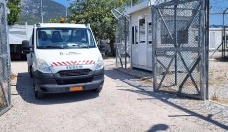 Ένα φορτηγό αλληλεγγύης για τους πρόσφυγες παραδόθηκε από το Χαλάνδρι στο κέντρο κράτησης Αμυγδαλέζας
