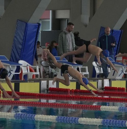 “Ευριπίδεια 2026”: 300 μικροί κολυμβητές από δέκα Δήμους έδωσαν ραντεβού στο Χαλάνδρι