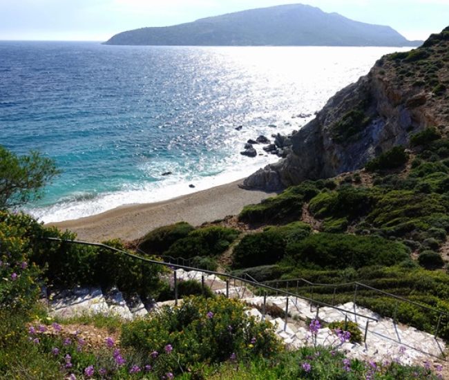 5 παραλίες στην Αττική για τα πρώτα μπάνια της σεζόν