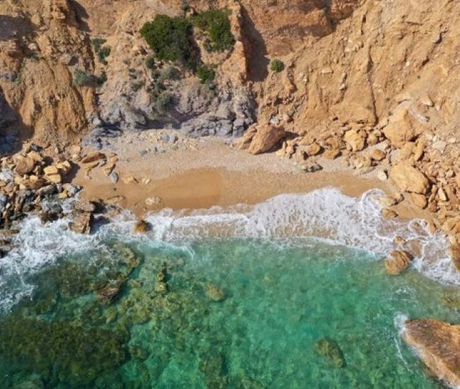 5 “ψαγμένες” παραλίες στην Αττική για να κάνετε τις βουτιές σας του Αγίου Πνεύματος