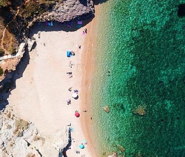 Οι καλύτερες παραλίες της Αττικής για τις πρώτες μαγιάτικες βουτιές