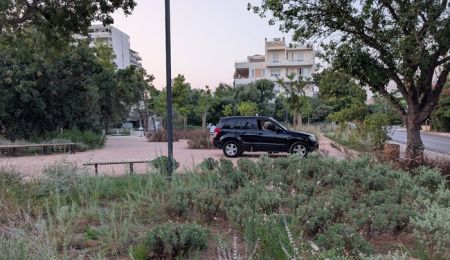 Οδηγός στάθμευσε το αυτοκίνητό του μέσα σε πάρκο στο Κάτω Χαλάνδρι