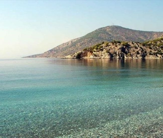Οι καλύτερες κοντινές παραλίες στην Αττική τώρα που ο υδράργυρος σκαρφαλώνει (βίντεο)
