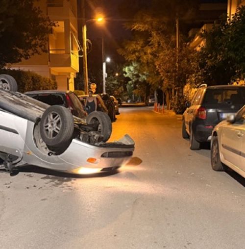 Τροχαίο στο Χαλάνδρι: Αυτοκίνητο προσέκρουσε σε σταθμευμένο όχημα και ανατράπηκε