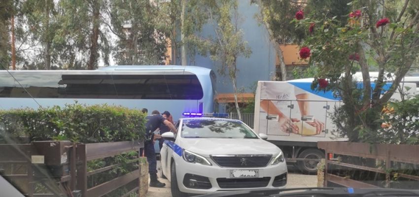 Περιπολικό και σχολικά πούλμαν προκάλεσαν κυκλοφοριακό χάος στην οδό Τζαβέλλα