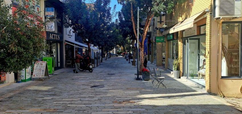 Έναρξη εργασιών αποκατάστασης φθαρμένων πλακιδίων στην οδό Χαϊμαντά στο Χαλάνδρι